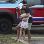 Suben a 24 los Muertos por Inundación en Texas Mientras Buscan Niñas Desaparecidas en un Campamento