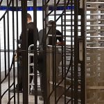 «Agente del NYPD es lanzado a las vías del metro tras disputar con un hombre sin hogar: Violencia que persiste en el subterráneo»