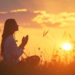 El poder de soltar: Cómo Salmos 55:22 transforma tu vida