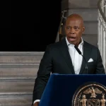 Eric Adams vs. el Concejo Municipal: La batalla por ICE en Rikers Island y el futuro de la inmigración en Nueva York