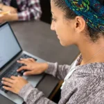 Nueva York invierte en el futuro: 350,000 laptops para estudiantes de escuelas públicas