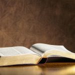 Salmos 55:22: La clave bíblica para manejar el estrés y la ansiedad