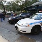 «Crisis en la WikiConference: Hombre con cartel de ‘pedófilo’ irrumpe armado y amenaza con suicidarse»