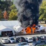 «Incendio y disparos en Belgrado: un anciano ataca campamento de Vucic y hiere a un manifestante»