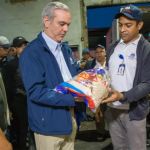 Abinader verifica entrega de raciones y kits de emergencia a afectados por la tormenta Melissa