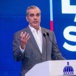 «Abinader anuncia entrega del doble sueldo y la ‘Brisita Navideña’ en diciembre: Medidas para impulsar la economía y el bienestar social»