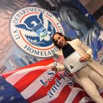 Yomary Rojas, esposa de Aquiles Rojas, entre los nuevos ciudadanos estadounidenses