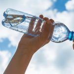 «El momento exacto en que debes tirar tu botella de plástico, según la ciencia»