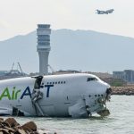 «Dramático Accidente en Hong Kong: Avión de Carga Choca con Vehículo y Termina en el Mar»