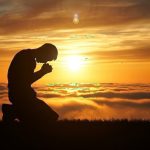 «Salmos 46:1-2: La promesa que sostiene tu corazón en los días más oscuros»