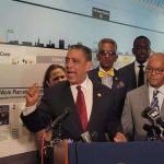 «Adriano Espaillat acusa a Trump de sabotear proyectos ferroviarios en Nueva York con congelación de fondos»