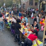 NYC DOT ANUNCIA PLANES PARA EL TRICK-OR-STREETS 2025 Y CORTA LA CINTA INAUGURAL EN LA NUEVA PLAZA DE LONG ISLAND CITY