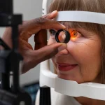 Un implante retinal permite a pacientes ciegos volver a leer después de décadas