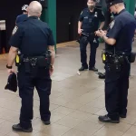 «Violencia en el Metro de Nueva York: Dos hombres acuchillados en ataque sin motivo en Queens»