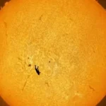 «La fotografía que desafió la física: Un paracaidista frente al Sol»