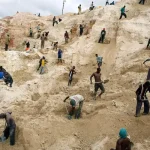 «Derrumbe en mina de cobalto del Congo: 32 muertos y el drama detrás de los vehículos eléctricos»