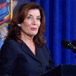 «Muerte asistida en Nueva York: Hochul firma ley que permite a pacientes terminales elegir su final»