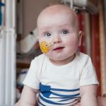 «Terapia génica personalizada salva al primer bebé: El avance científico más destacado de 2025»