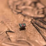 «Robots microscópicos autónomos: La revolución tecnológica que caben en un grano de sal»