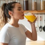 «Estudios revelan que el jugo de naranja mejora la salud cardíaca al reducir inflamación y presión arterial»