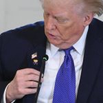 Donald Trump Apoya la Fusión del Entretenimiento: Invierte en Bonos de Netflix y Warner Bros. Tras el Megaacuerdo