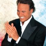 Julio Iglesias publica mensajes de sus acusadoras en defensa propia