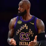 «LeBron James Estrena Parche Conmemorativo en su Temporada 23: Un Homenaje Histórico»