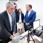 «Pasaporte Electrónico en RD: Abinader Recibe el Primer Documento Biométrico»