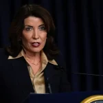 «Hochul Impulsa Educación Gratuita para Enfermeras en Respuesta a la Crisis de Salud en Nueva York»