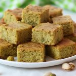 «Receta Fácil de Brownie de Chocolate Blanco y Pistachos: Un Postre para Consentir el Paladar»