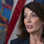 Kathy Hochul en la batalla por salvar el Plan Esencial de salud en Nueva York