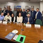 Comisionada de Vivienda Dina Levy con medios de la comunidad Latina