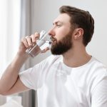 «Agua y hipertensión: ¿Cuántos vasos debes tomar al día para mantener tu presión arterial bajo control?»