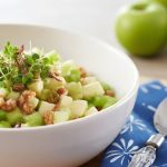 «Receta de ensalada de manzana y apio: Un clásico refrescante y fácil de preparar»