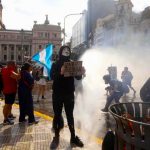 «Enfrentamientos en el Congreso: Policía reprime manifestantes durante debate de la reforma laboral»