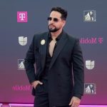 «Lemar Deslumbra en Premio Lo Nuestro con un Estilo que Combina Elegancia y Modernidad»