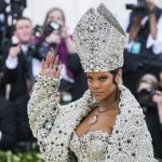 «Mujer de 30 años detenida por disparar contra la casa de Rihanna en California»