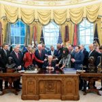 «Entre la guerra y la fe: El inusual rezo de pastores evangélicos por Trump en la Casa Blanca»