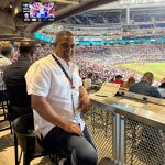 Roberto Rojas se une a la celebración tras contundente victoria dominicana en el Clásico Mundial 2026