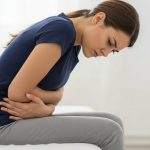 Postura y sueño: Hábitos clave para mejorar la regularidad intestinal y la salud digestiva