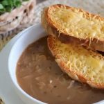 «Sopa de cebolla al estilo francés: Receta fácil y llena de sabor»