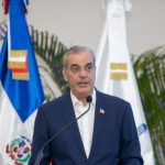 Abinader silencia preguntas sobre el estrecho de Ormuz, mientras el petróleo cae un 10% y el Gobierno congela precios