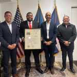Comisionando adjunto de la policía de NY Alden I. Foster es reconocido por legislador dominicano George Álvarez con una proclama del Estado de Nueva York en El Bronx