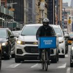 «Nueva York inaugura el primer centro federal para repartidores en Manhattan: Apoyo legal y servicios básicos para trabajadores esenciales»