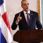 Abinader resalta el valor de los locutores dominicanos: «Su voz es luz en tiempos de incertidumbre»