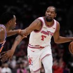 «Durant y los Rockets destruyen a los Knicks en el Toyota Center: Una lección de baloncesto»