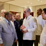 «Abinader y comerciantes: Pacto para proteger la economía dominicana ante la crisis del petróleo»