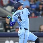 Análisis del partido: Cómo los Azulejos usaron el pitcheo combinado y el jonrón de Springer para vencer a los Yanquis