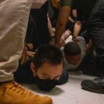 Juez de Nueva York prohíbe a ICE arrestar inmigrantes en cortes migratorias: «Una política cruel e inútil»