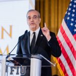 «Abinader recibe premio en Miami y advierte: ‘Ceder libertades por comodidad es el primer paso hacia la pérdida de la democracia'»